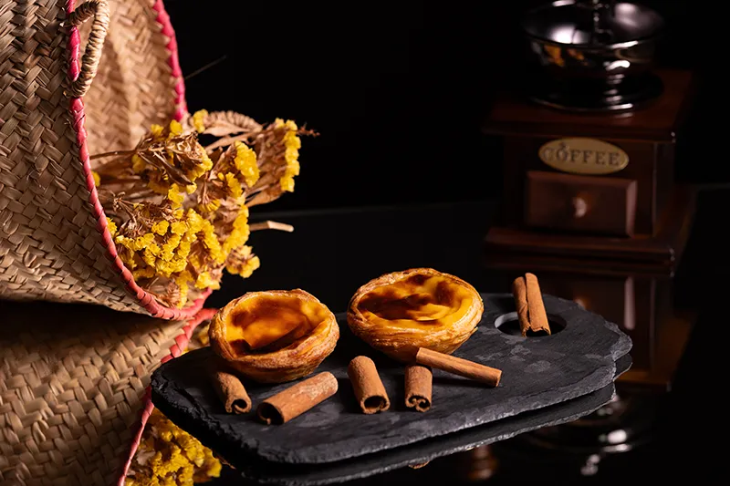 Pastéis de nata da Pastelaria Patyanne com canela em fotografia de produto.